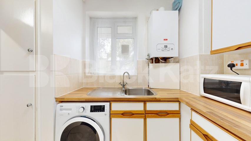 Spacious One Bedroom Flat in Prestigious St Johns Wood by Regents Park Townshend Road, St Johns Wood